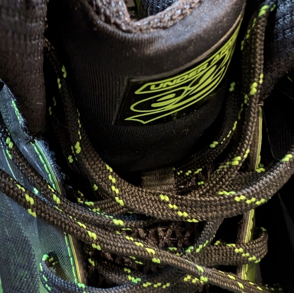 Runners.Men's size 11 ...lime green and black Under Armour - Picture 14 of 15